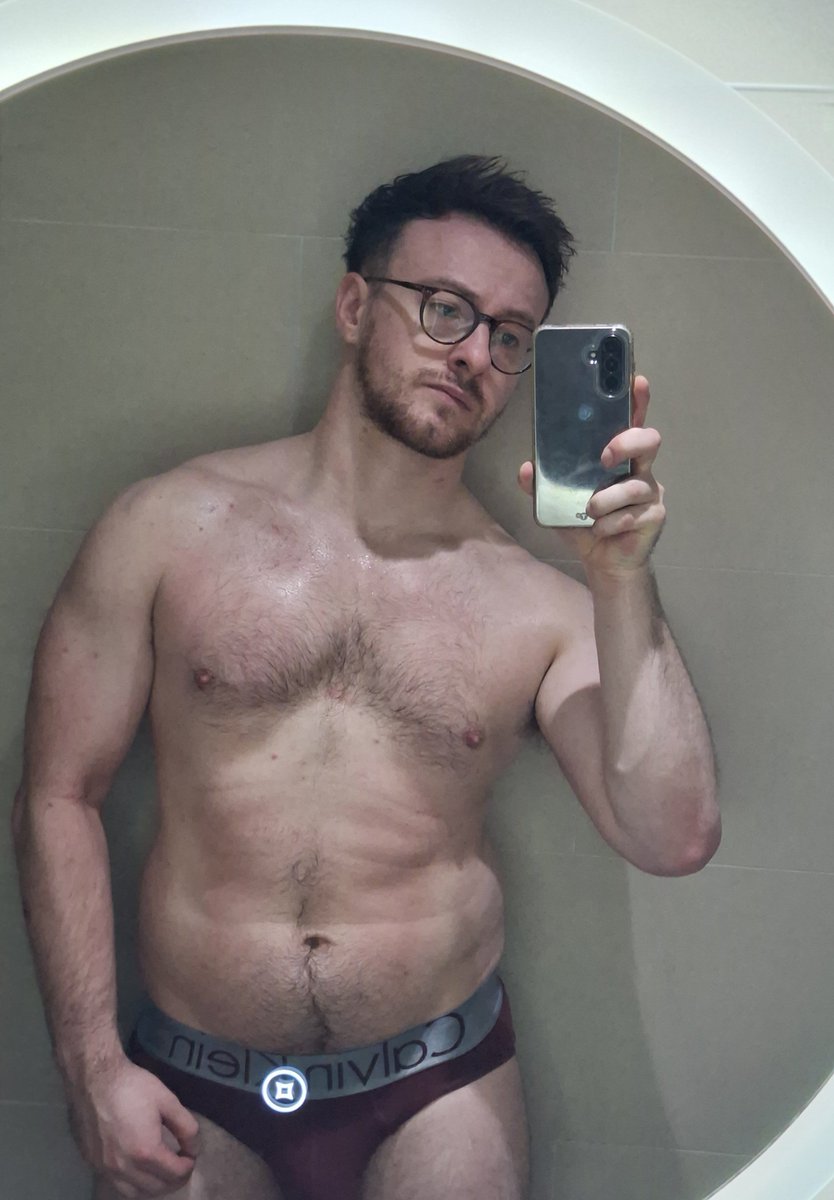 r0bb000's tweet photo. Pre and post gym daddy feeling his oats https://t.co/jcctnUGU1V