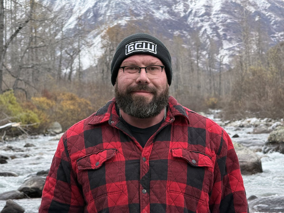 Parrow_'s tweet photo. Looks like @chuffedchief was taking professional Headshots photos for my New Outdoor World modeling career let's just say Paris fashion week has nothing on Alaskan wilderness 🥶 🌲 🐻 https://t.co/gcMMwSQAyk