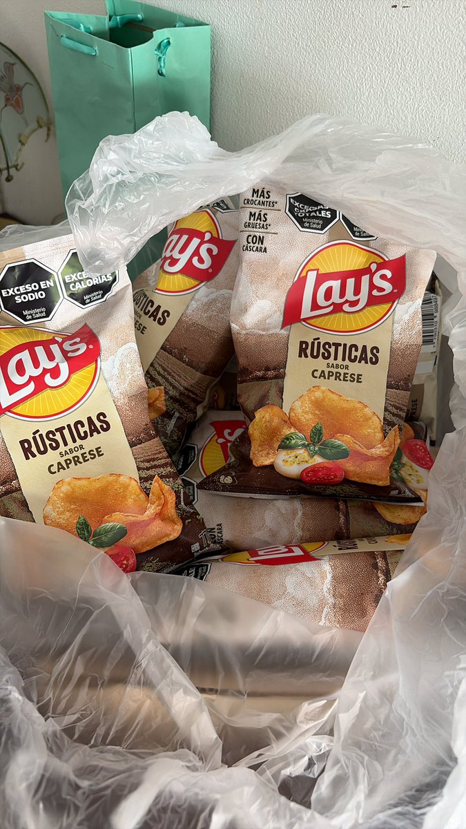 maichuula's tweet photo. Es mi deber informales que si, si se parecen a estas chad las papas rusticas caprese de lays https://t.co/h9uLuXxgLR