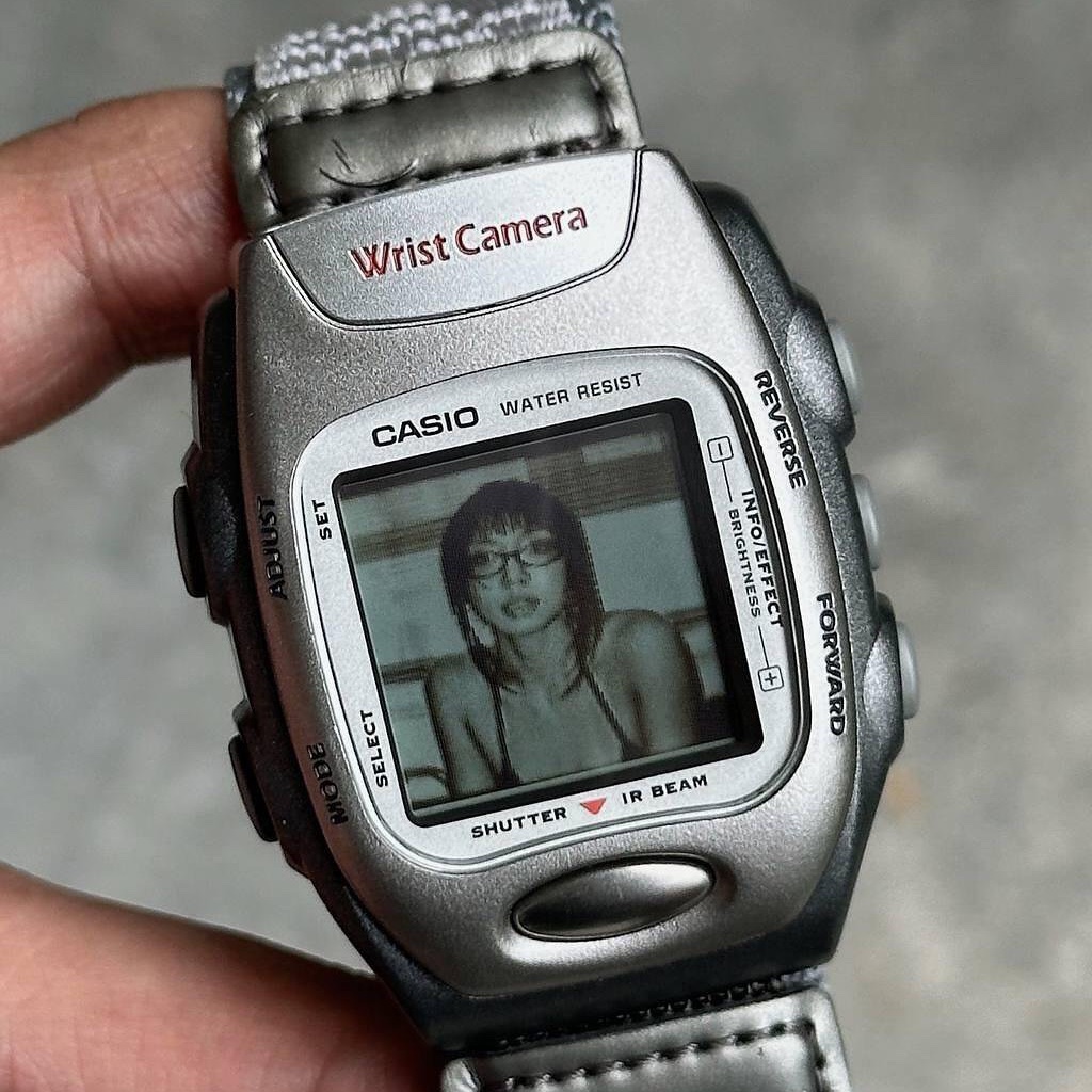 etginlik's tweet photo. Casio'nun 2000'lerde fotoğraf çekebilen kol saati Wrist Camera: https://t.co/s5082Mxy6h