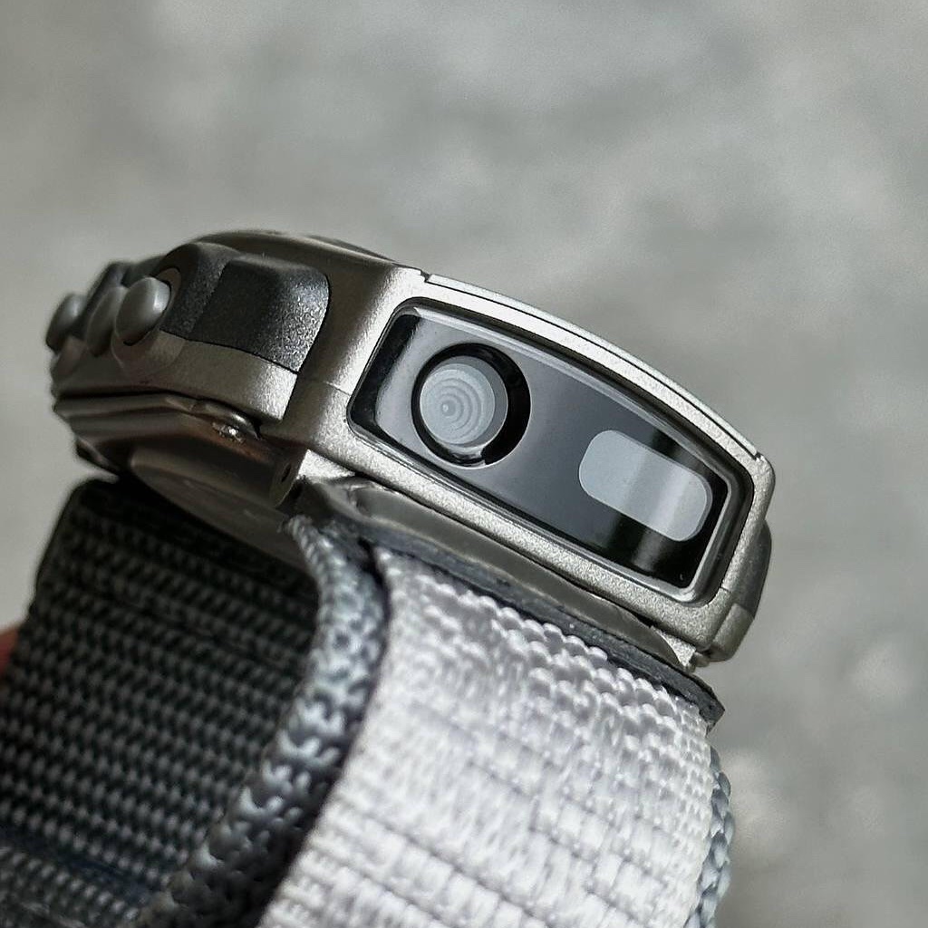 etginlik's tweet photo. Casio'nun 2000'lerde fotoğraf çekebilen kol saati Wrist Camera: https://t.co/s5082Mxy6h