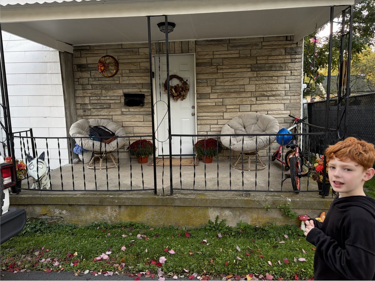 KaylaTheGinger's tweet photo. fall at my house 🏠 https://t.co/Ad7g8OI3zq