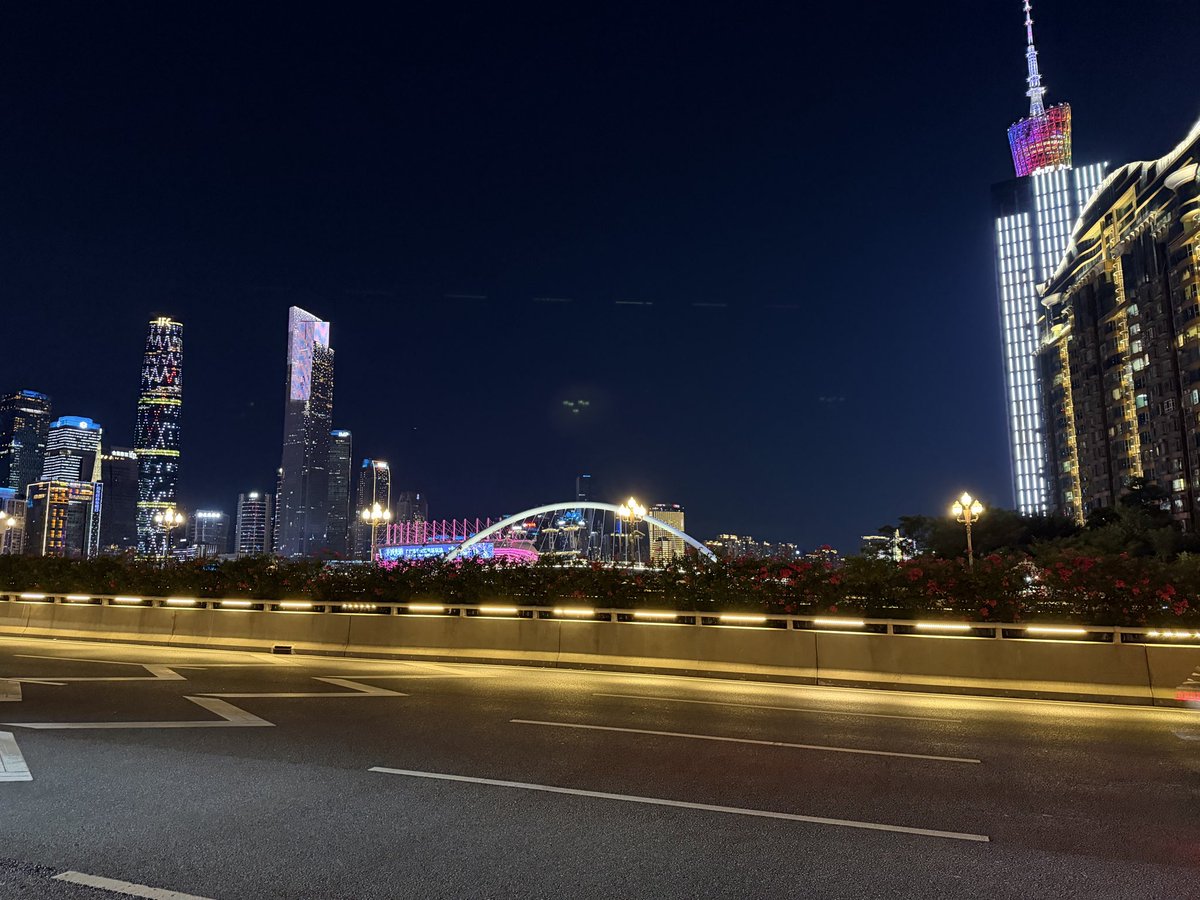 EGR1810335's tweet photo. 凌晨两点，粤二代的跑车轰鸣声彻响广州，我住在57楼，都感觉如雷贯耳
其实我认为他们和柳州的不良青年本质上是同一伙人。但他们更有钱，运气更好，被社会包容。我表面拿着手机酸酸的和朋友吐槽，其实我比谁都想成为他们，我也是这样的人，要是有钱，我也想自己迈凯轮在凌晨两点扰人清梦，彻响粤A，拥有那样满足刺激感。