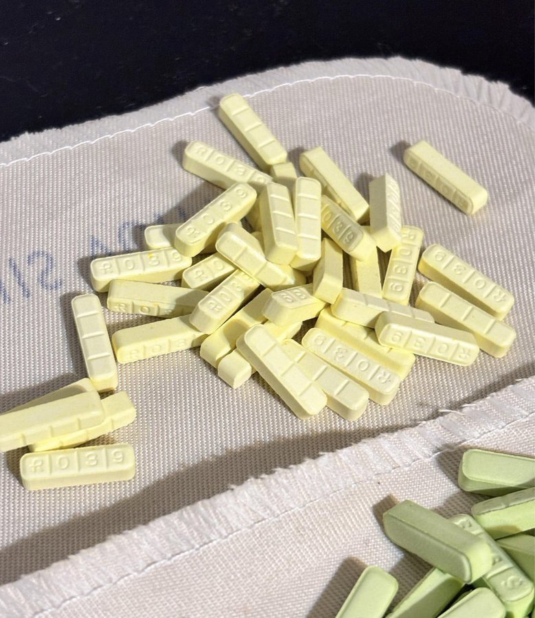 Cqthriii's tweet photo. #xans #xanaxtwt #xantwt
—effects: 
drowsiness, sedation, dizziness, low body coordination, memory impairment, calms nervous system

—leaves urine tests 3-4 days, kicks in in 30 minutes or so, lasts 1-4 hours https://t.co/RTttWojtBG