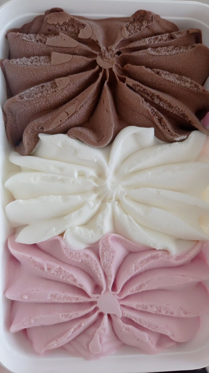 bearberryvee's tweet photo. i’m REALLY into neapolitan color palettes https://t.co/Y9G5jEl92X