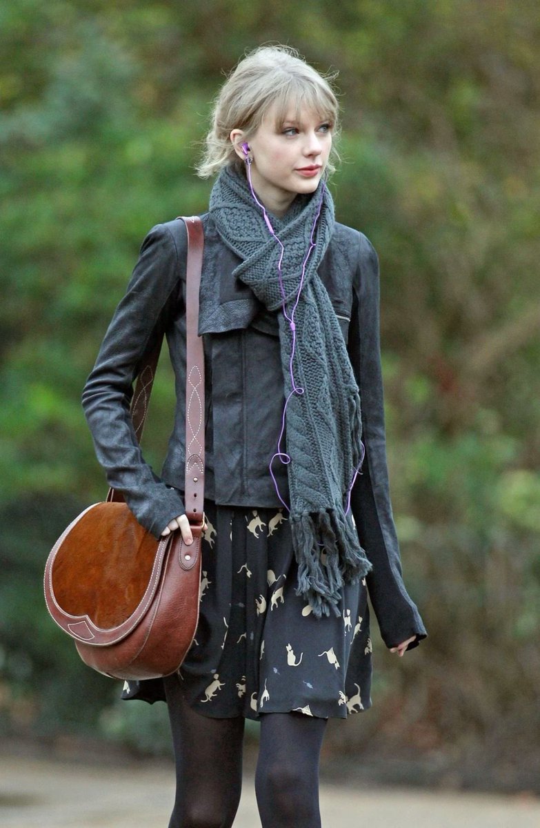thegraytwar's tweet photo. purple earphones and a walk will save you https://t.co/dJGR154xt1