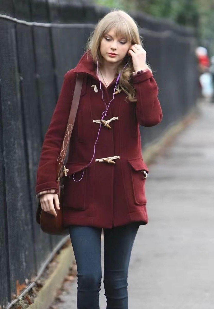 thegraytwar's tweet photo. purple earphones and a walk will save you https://t.co/dJGR154xt1