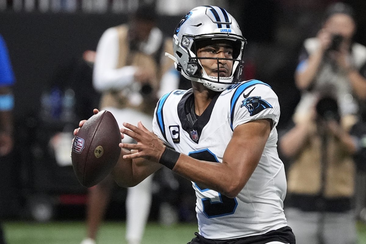 Underdog's tweet photo. Bryce Young's stats when pressured this season:

- 487 Passing Yards
- 4 Touchdowns
- 1 INT

He gets pressured at the highest rate of any QB (51.7%) and still leads the league in passing yards 🔥

https://t.co/JJDuEpZWm2 https://t.co/KpAF9PhL0L