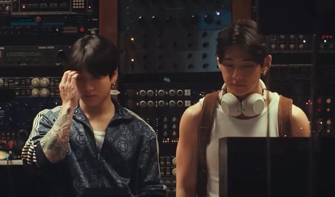 kkuktaes's tweet photo. taekook slight height difference https://t.co/dl4BjUYn1R