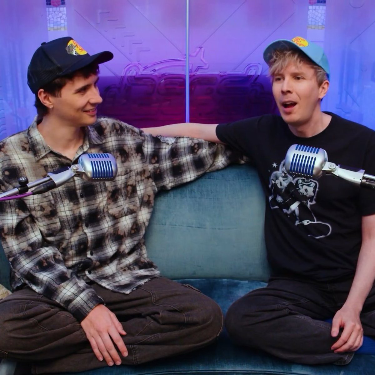 goincrazyfast's tweet photo. never make them sit in separate chairs again like are you crazy https://t.co/p3Q9rwNct4