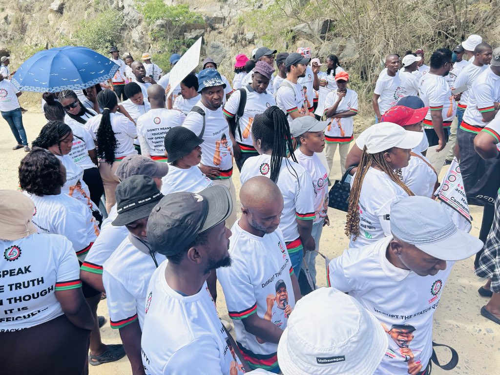 Sbu00532486's tweet photo. @josephmathunjwa Labour Party Barberton Umjindi March to Agnes Mine( Galaxy Gold Mine)
To submit a memorandum of demand.
Employment Opportunities, Medical Aid for Mine Workers, R13000 Minimum Wage and community programs. @_AMCU https://t.co/CycC3mDSXK