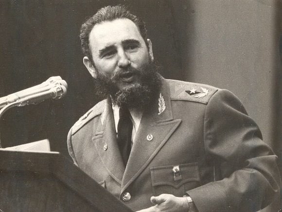 LiaVeronas's tweet photo. Hay nombres que se convierten en camino. Fidel es uno. https://t.co/JxXpjPZWm4
