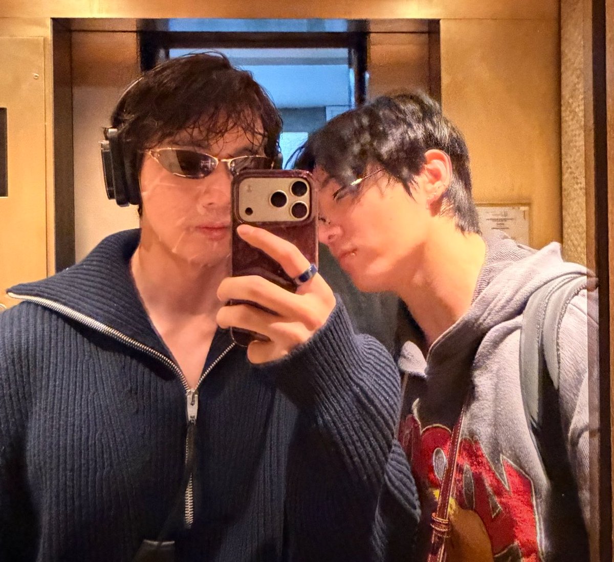 vkfvr's tweet photo. quanto mais atacam o taehyung e desmerecem a relação dele com o jungkook, mais eles ficam próximos e fazem questão de mostrar isso pra gente. é isso que eu chamo de taekook karma https://t.co/2gUEI8WM1s
