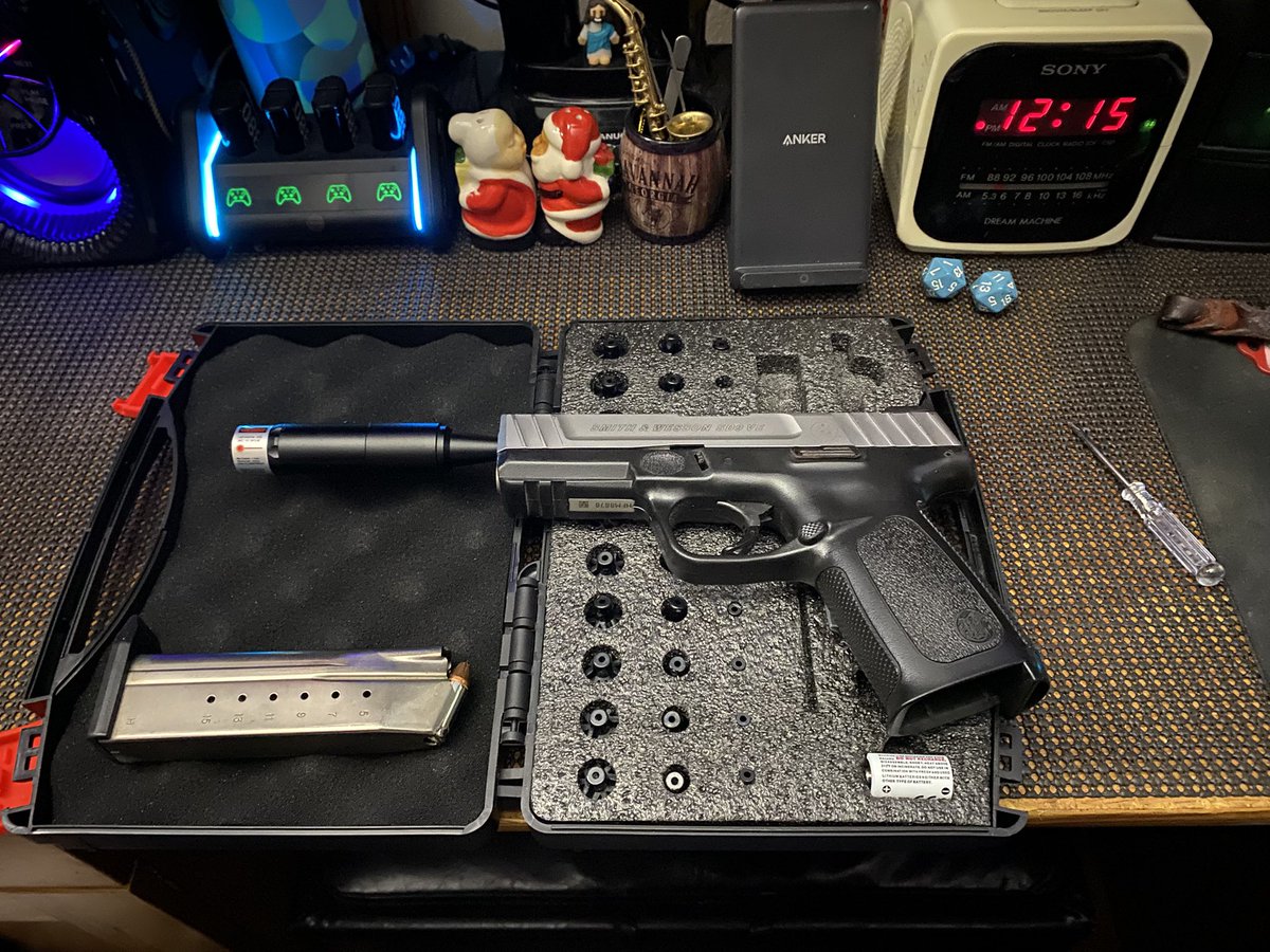 GamingBarber's tweet photo. Readjusting my #sd9ve and this happened…. #rednose #smithandwesson https://t.co/gmKkaJRHIm