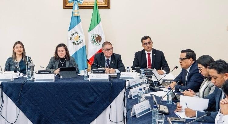 MinexGt's tweet photo. 🇬🇹🇲🇽 | La Directora General de Relaciones Internacionales Bilaterales del @MinexGt presidió, en modalidad virtual, la XXII Reunión del Grupo de Puertos y Servicios Fronterizos Guatemala-México, junto a la delegación de la @SRE_mx.  

Se abordaron temas prioritarios en materia fronteriza para:
✅ Impulsar la infraestructura y su operatividad
✅ Avanzar en la implementación del Plan Piloto del Despacho Conjunto de Carga
✅ Oportunidades de interconexión ferroviaria
✅ Asuntos ambientales
✅ Colaboración en proyectos conjuntos en los cruces fronterizos

La reactivación de este mecanismo reafirma el compromiso de ambos países con una cooperación cada vez más estrecha, para construir una frontera más segura, eficiente y próspera en beneficio de las dos naciones. 🤝