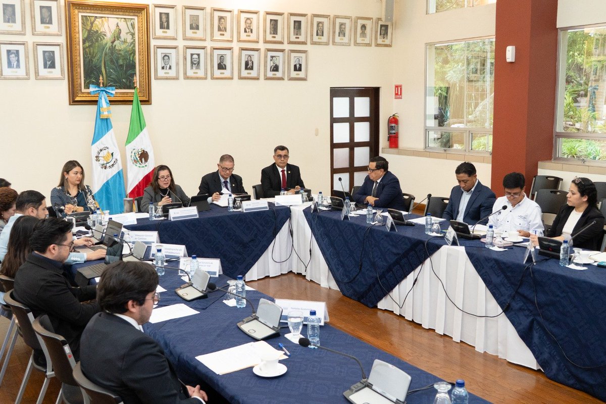 MinexGt's tweet photo. 🇬🇹🇲🇽 | La Directora General de Relaciones Internacionales Bilaterales del @MinexGt presidió, en modalidad virtual, la XXII Reunión del Grupo de Puertos y Servicios Fronterizos Guatemala-México, junto a la delegación de la @SRE_mx.  

Se abordaron temas prioritarios en materia fronteriza para:
✅ Impulsar la infraestructura y su operatividad
✅ Avanzar en la implementación del Plan Piloto del Despacho Conjunto de Carga
✅ Oportunidades de interconexión ferroviaria
✅ Asuntos ambientales
✅ Colaboración en proyectos conjuntos en los cruces fronterizos

La reactivación de este mecanismo reafirma el compromiso de ambos países con una cooperación cada vez más estrecha, para construir una frontera más segura, eficiente y próspera en beneficio de las dos naciones. 🤝
