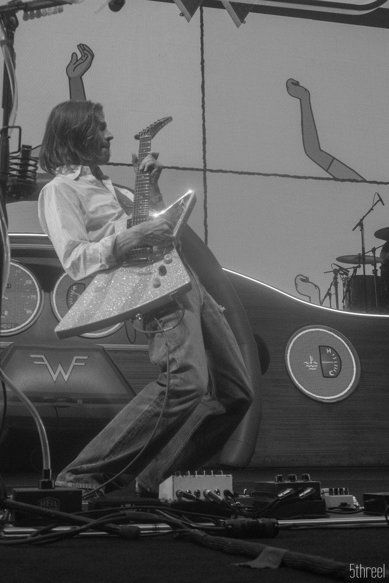 lizzybbell's tweet photo. posting a picture of bbell every day until i see weezer again day 38 https://t.co/gpaeNcBdKJ