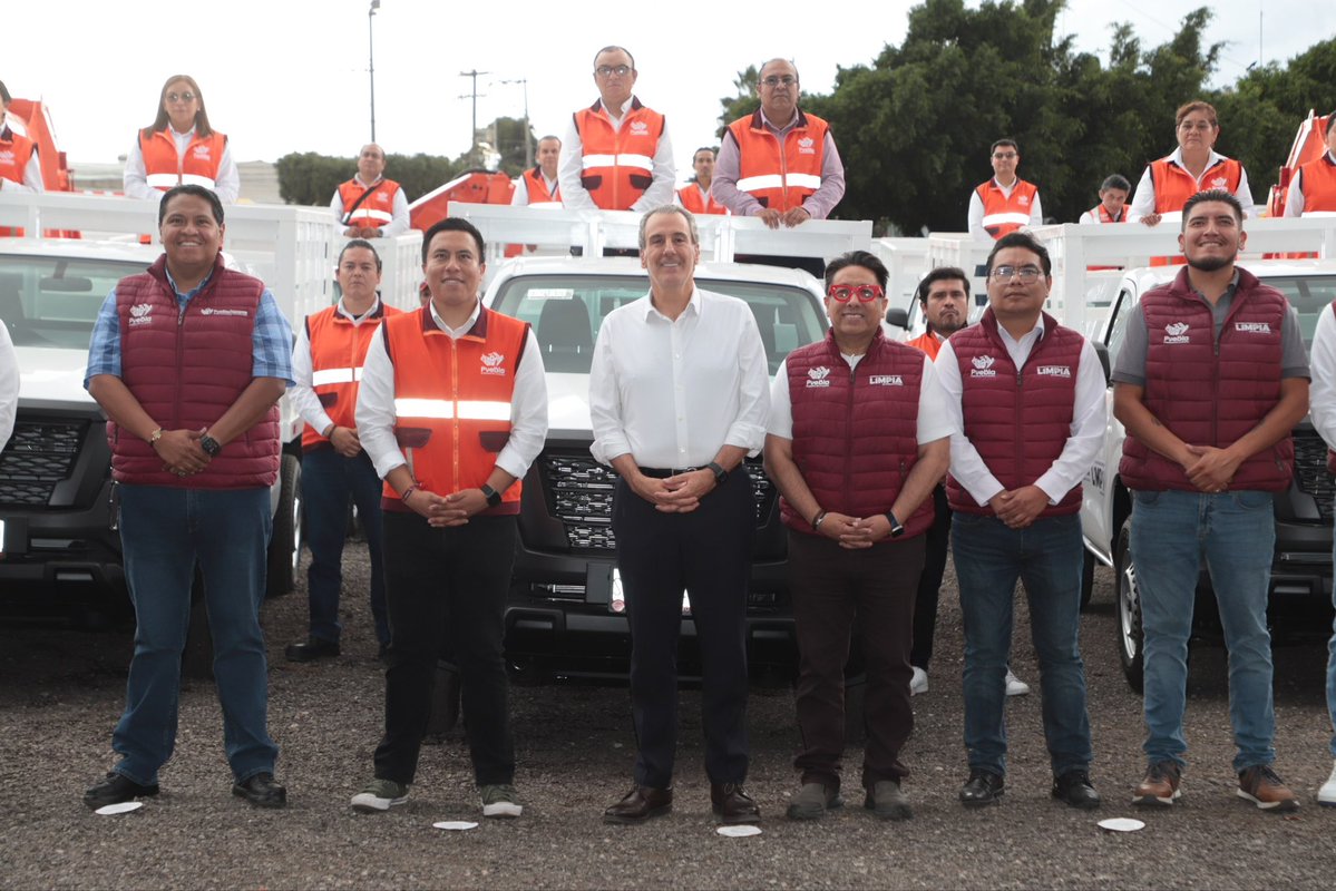 pepechedrauimx's tweet photo. Nuestro personal de @LimpiaPue trabaja día y noche para mantener limpia nuestra ciudad, hoy después de 15 años, renovamos el parque vehicular para fortalecer sus labores. 🚛

Con nuevos camiones reforzamos el trabajo operativo del organismo y mejoramos el servicio de limpieza para la capital. 🧹🙌🏼