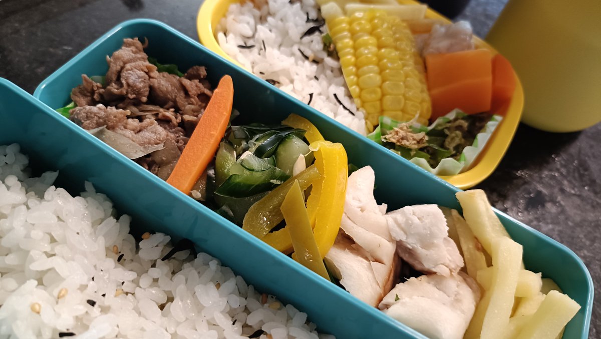 noctima1's tweet photo. ラプラプ、パプリカピクルス、ポテト、ひじき飯。隙間に昨日のおかずや人参、好きなトウモロコシなどを各々。
ごはんはふわっといれてるが300+400mlのお弁当箱をぺろりと食べてくる子がいるので隙間埋めが副菜ではなくもはやメインおかずです…食べさせ甲斐あるね！ラプはハタ科の高級魚だそうで美味✌️ https://t.co/I4er934SpC