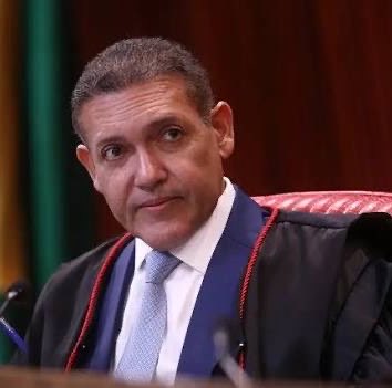 Delateinews's tweet photo. ⚠️AGORA:  Kassio Nunes quer julgar revisão criminal de Jair Bolsonaro após o segundo turno e avalia conceder soltura por decisão liminar, independentemente de quem vencer a eleição. Ministro disse a auxiliares ver uma série de “exageros” na ação conduzida por Alexandre de Moraes https://t.co/byJNQ9TnuU