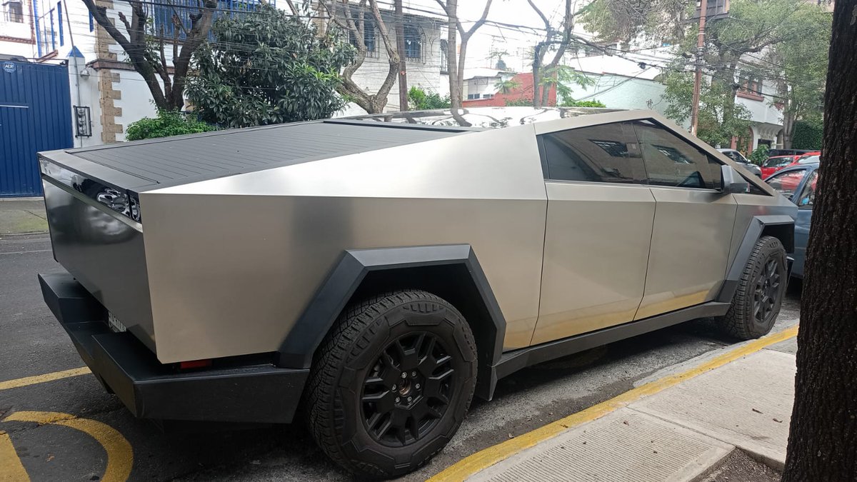 VampireNocturno's tweet photo. Tesla Cybertruck 😏 https://t.co/VJr0o8MjKZ
