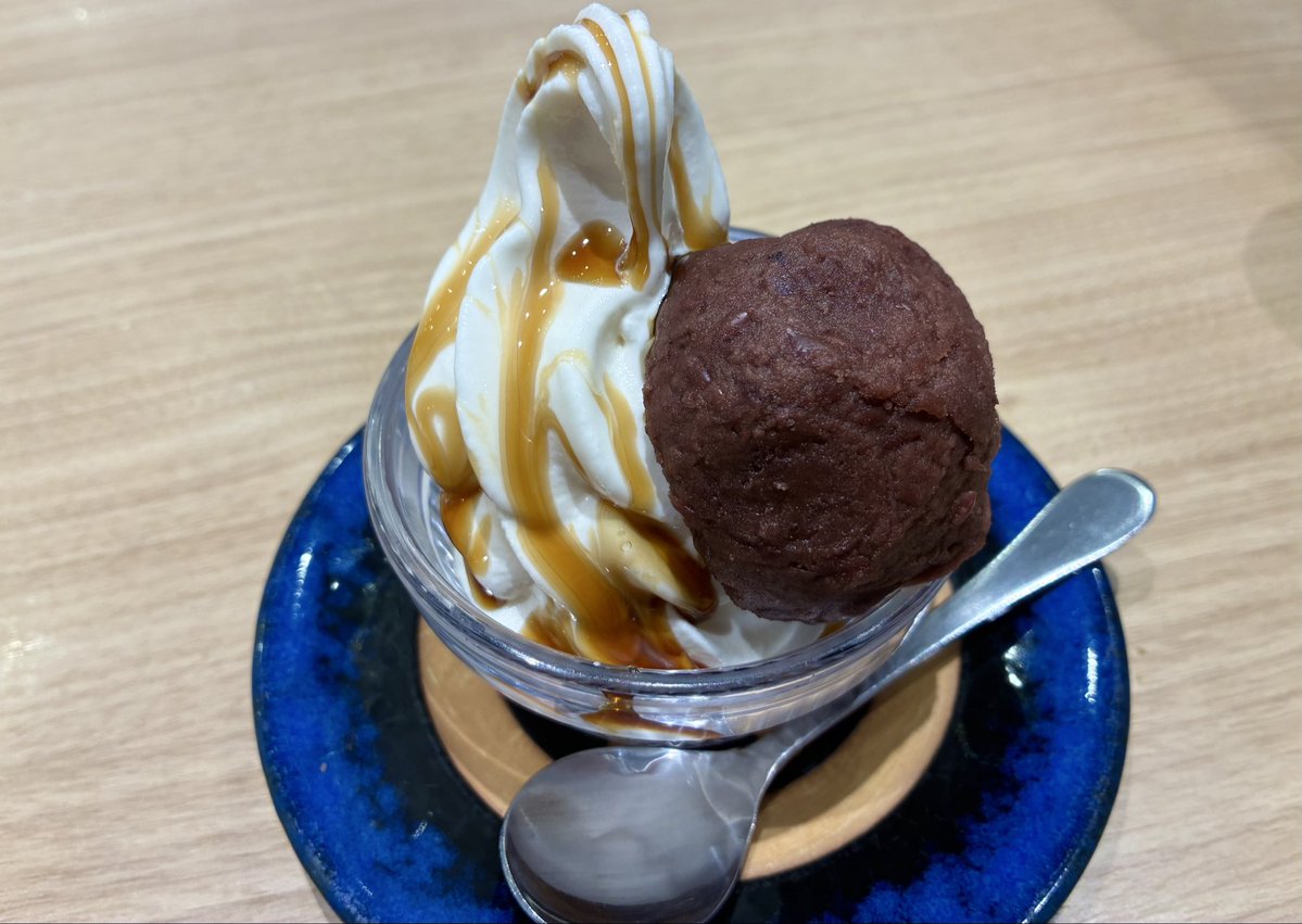 sukesan1976's tweet photo. 食後のデザートに人気の「資ぼた餅ソフト」

ぼた餅から先に食べる？
ソフトクリームから先に食べる？

私はソフトクリームから食べて、その余韻を残しながら、餡子をひとすくいして、ミルク感と餡子を口の中で合わせる人です。 https://t.co/xZxA1Z1YyO