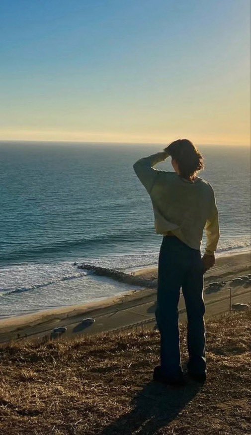 writingbyrkive's tweet photo. O sol sempre dá um jeito de acompanhar a lua e chega a ser poético o Jimin ter uma coleção dessas fotos e serem suas favoritas. https://t.co/AngBKAQxHx