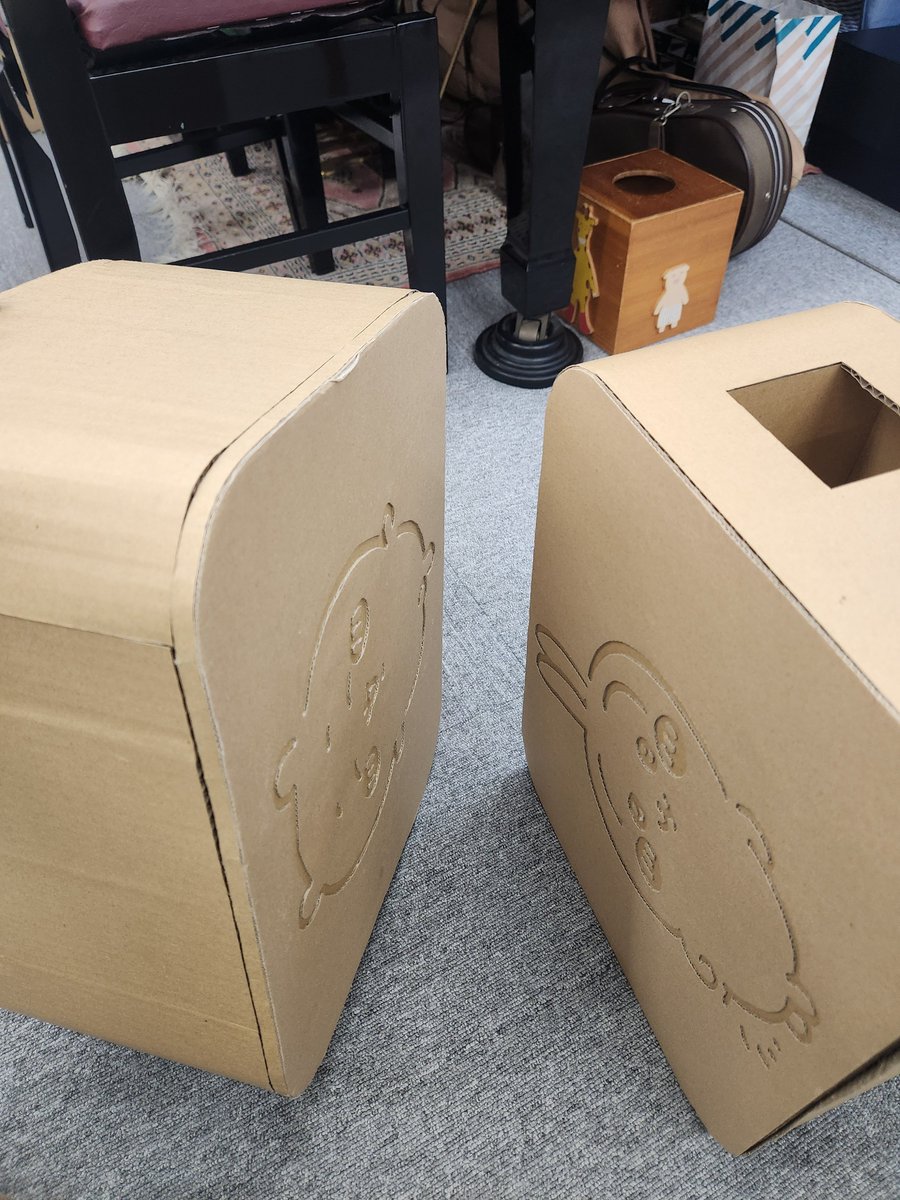 hug_yama's tweet photo. 妻が知り合いから手作りのピアノ用足置きをもらって使ってるんだけど、よくみたら、ちいかわ。ハンドメイドとは思えないクオリティ。 https://t.co/ghwloTiH6S
