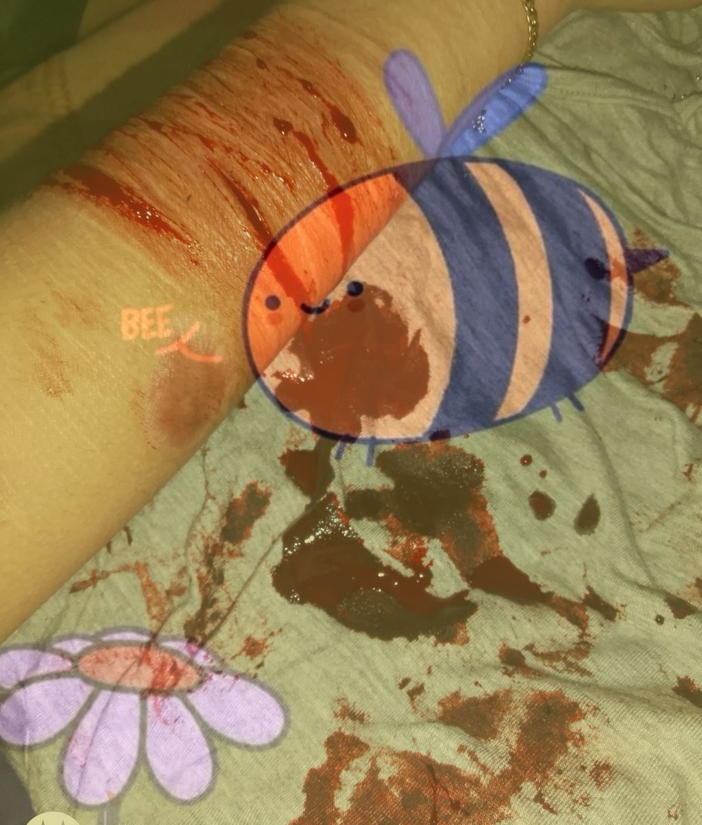 Thewyrexic's tweet photo. SFX Halloween makeup all fake #Shtwtt #ouchietwt https://t.co/ZWFc4p2VyU