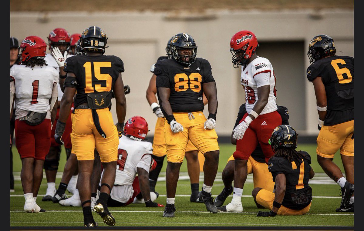 Raquintonallen_'s tweet photo. Game film!
Fast, twitched up, make plays in the run game, Wins 1 on1 matchups. 
Full qualifier!! https://t.co/KA5ljwFXxx
