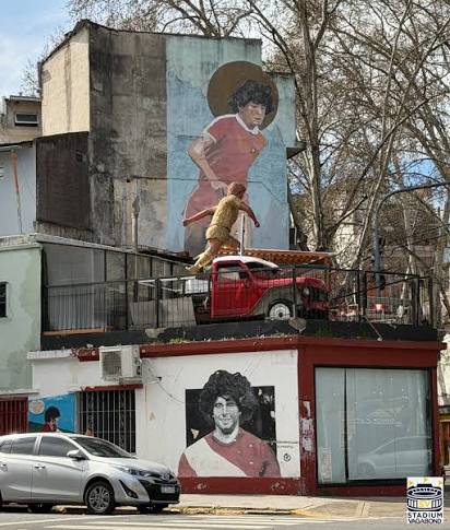 Juli_Laszlo's tweet photo. En mi barrio hay un Diego dorado y una camioneta en una terraza https://t.co/Pk6hdiG2wW