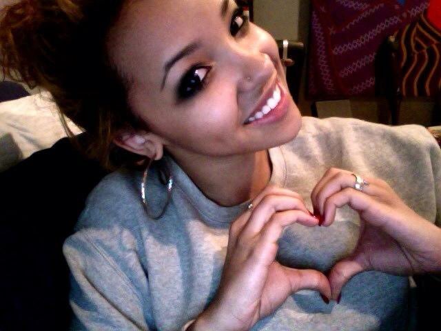 exaltnow18's tweet photo. Throwback Tinashe selfies from the early Instagram/Tumblr era 💫 https://t.co/pZBLEAJhn2