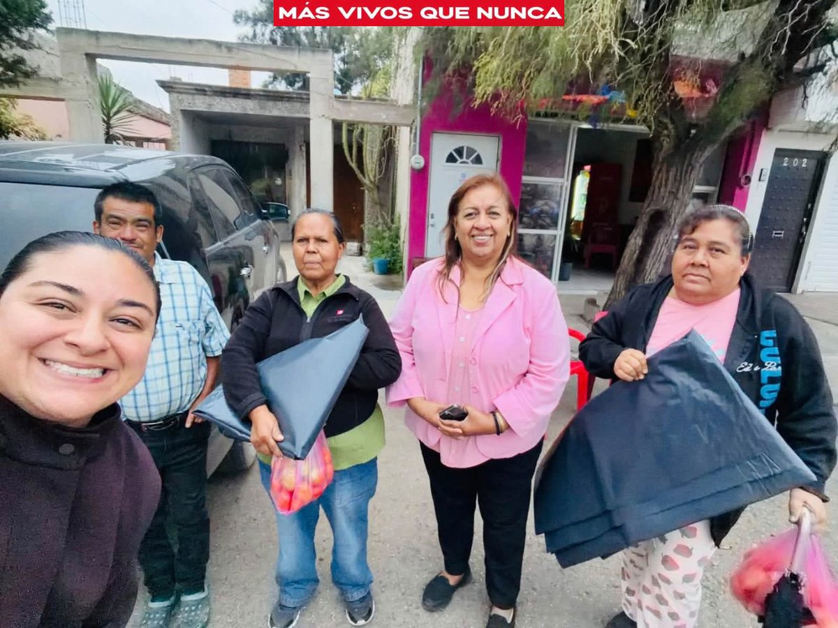 PRIEstatalDGO's tweet photo. 🧑‍🧑‍🧒‍🧒Apoyo que llega a las familias

La @drahuizar estuvo en la colonia J. Guadalupe Rodríguez, junto a Mayela Vizárraga, llevando tomate y hules para apoyar a las familias y ayudarles a proteger sus hogares durante estos días de lluvia. 🌧️🤝🏼

#MásVivosQueNunca ❤️‍🔥 https://t.co/p0Loxy36nH