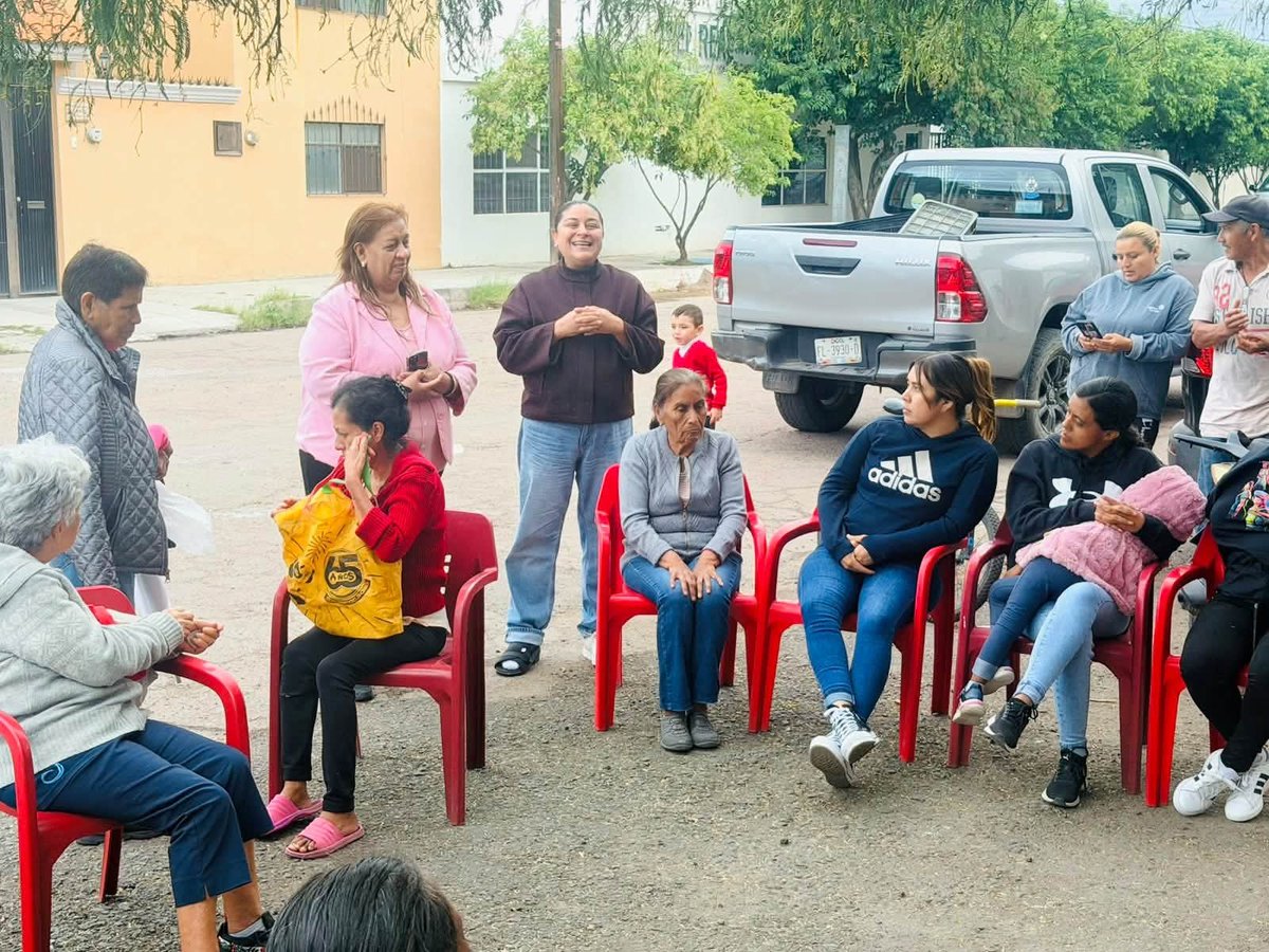 PRIEstatalDGO's tweet photo. 🧑‍🧑‍🧒‍🧒Apoyo que llega a las familias

La @drahuizar estuvo en la colonia J. Guadalupe Rodríguez, junto a Mayela Vizárraga, llevando tomate y hules para apoyar a las familias y ayudarles a proteger sus hogares durante estos días de lluvia. 🌧️🤝🏼

#MásVivosQueNunca ❤️‍🔥 https://t.co/p0Loxy36nH