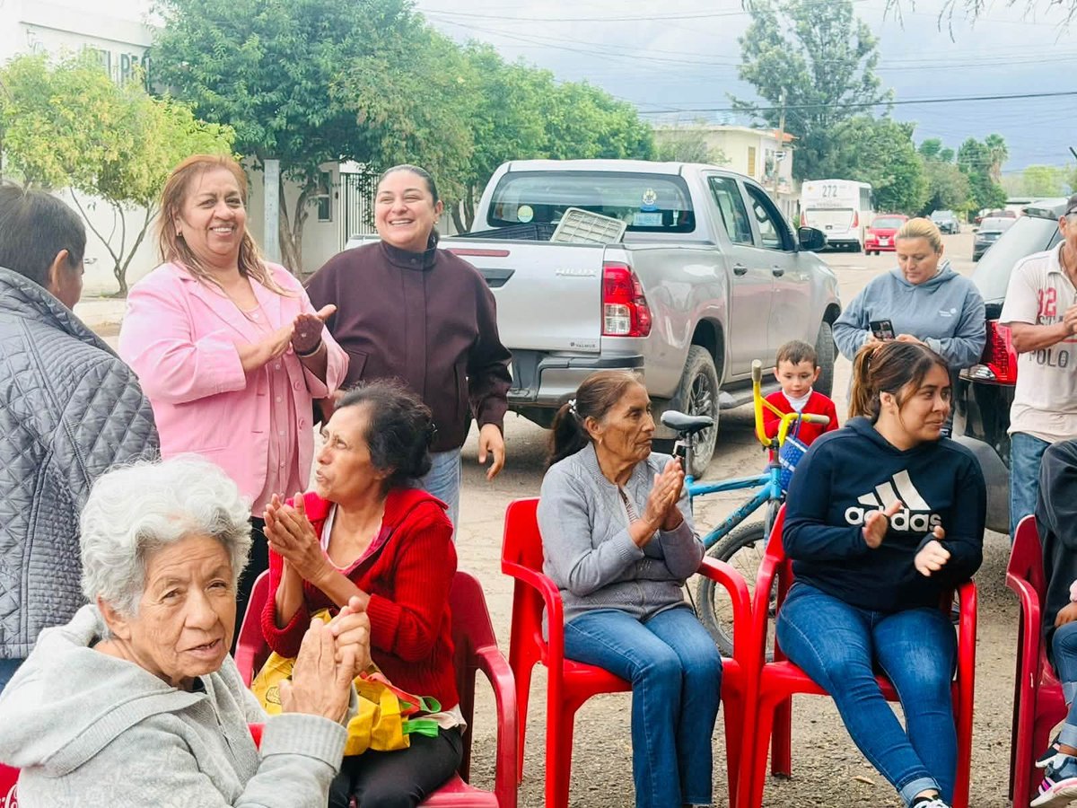 PRIEstatalDGO's tweet photo. 🧑‍🧑‍🧒‍🧒Apoyo que llega a las familias

La @drahuizar estuvo en la colonia J. Guadalupe Rodríguez, junto a Mayela Vizárraga, llevando tomate y hules para apoyar a las familias y ayudarles a proteger sus hogares durante estos días de lluvia. 🌧️🤝🏼

#MásVivosQueNunca ❤️‍🔥 https://t.co/p0Loxy36nH