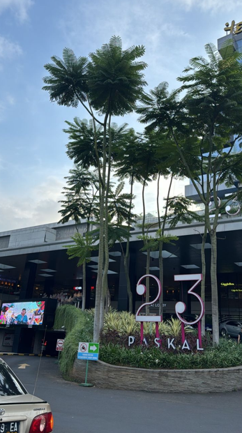 txtharihariWNI's tweet photo. HATI-HATI semua. Aku abis makan MAKANAN KOREA baru buka di salah satu mall terbesar di Bandung.

Besok paginya muntah-muntah, malemnya demam tinggi sampai menggigil, diare 10–15 menit sekali. Dan waktu ke dokter, dokternya langsung bilang, “Kamu keracunan makanan di mana? Abis nyobain ini ya, di sini yaaa? Baru kan itu tempatnya, harusnya kamu datang ke sana lagi, boleh dituntut itu.”

Ternyata aku pasien ke-6 yang keracunan makanan di sana hari ini. Bahkan ada yang sampai sekeluarga keracunan.

Guys, sorry, aku hapus nama restonya karena kalau dilihat dari Google Review, yang keracunan tanggal 3–4 Okt tuh banyak banget, tapi kayak ada buzzer yang review bagus. Jujur, kalau ada yang mau bikin laporan, aku mau ikut sih.

Yang makan bukan cuma aku, tapi pacarku juga. Dia juga diare, tapi syukur nggak separah aku, nggak sampai demam tinggi & menggigil.

Dan komen di IG-nya juga mulai di-hide. Stay save semuaa.

Menurut kalian, kalau ada dugaan kejadian keracunan makanan seperti ini dan korbannya lebih dari satu orang, sebaiknya langkah apa yang dilakukan?
