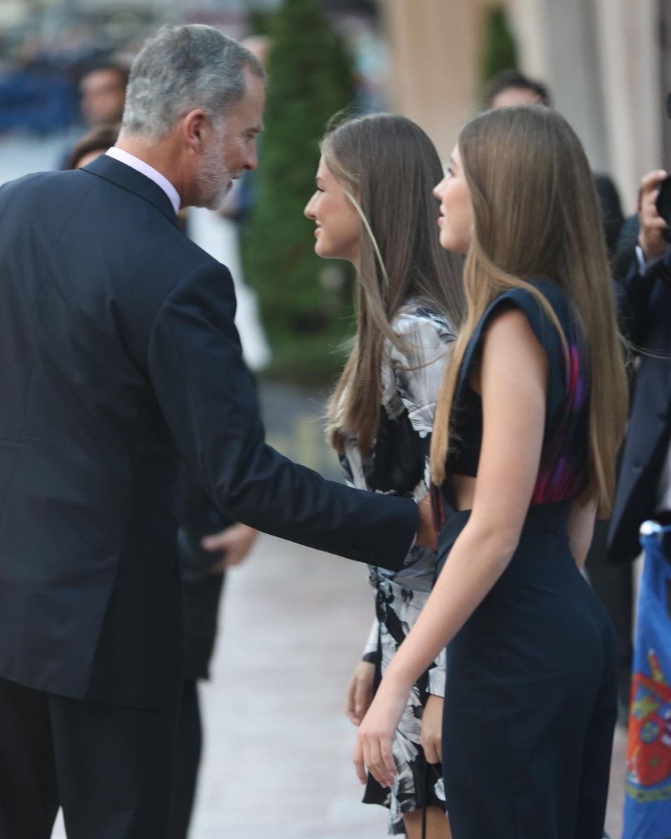 SofiayLeonor's tweet photo. Leonor y Sofía en los premios Princesa de Asturias.
📲 Comparte y síguenos para más contenido de la realeza 👸🏼
#InfantaSofìa #PrincesaLeonor #ReinaLetizia #Princesas #TopModels https://t.co/PsIRdjeMFB