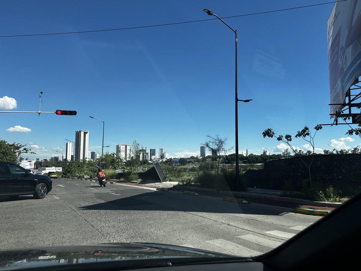 liz_ardi's tweet photo. Se cayó la malla perimetral y no permite el paso de peatones por la banqueta en Av del servidor público - paseo valle real. Atención @ZapopanGob https://t.co/95noLT61zC