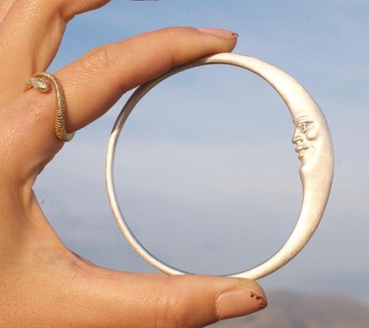 untitledallure's tweet photo. crescent moon face https://t.co/vm2xP6uHtc