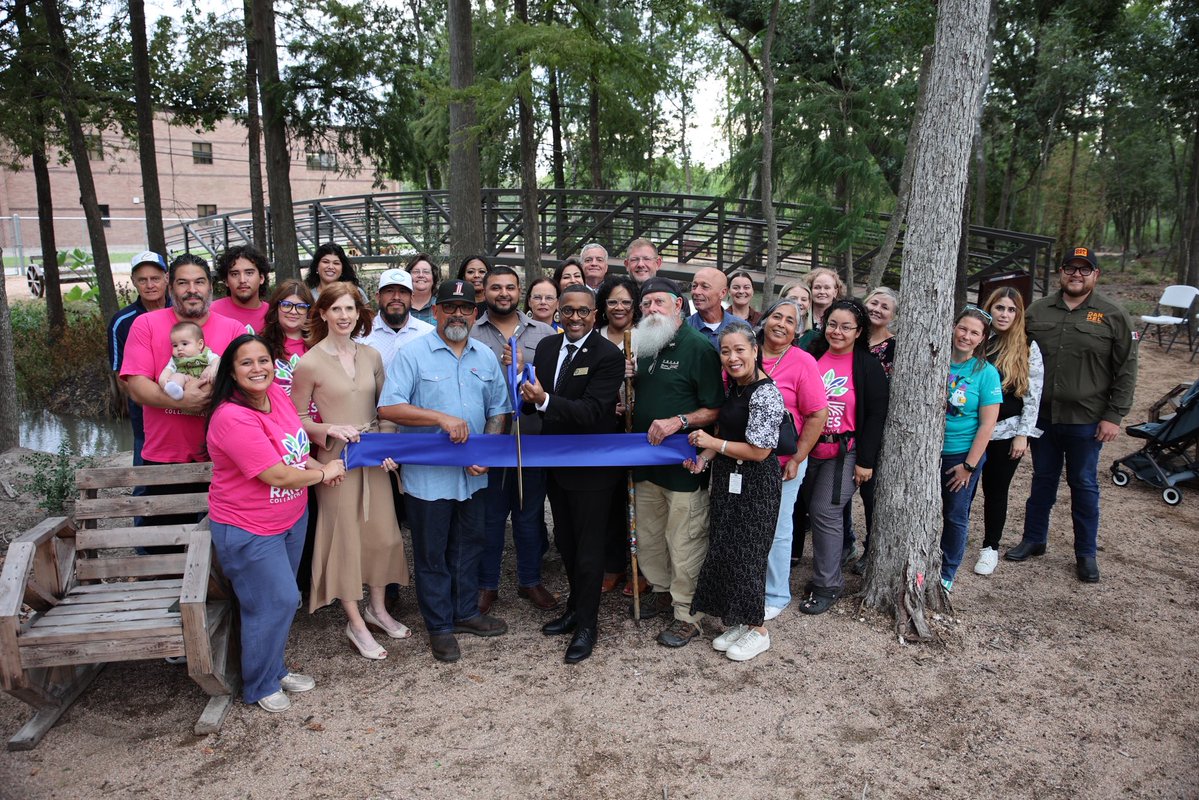ChannelviewISD's tweet photo. Welcome CISD’s newest educational asset, the Channelview Outdoor Learning Center! Thank you to the Jacob and Terese Hershey Foundation, the Channelview ISD Education Foundation, and our environmental partners for unlocking a classroom without walls or limits! https://t.co/yjtqN6rsdJ