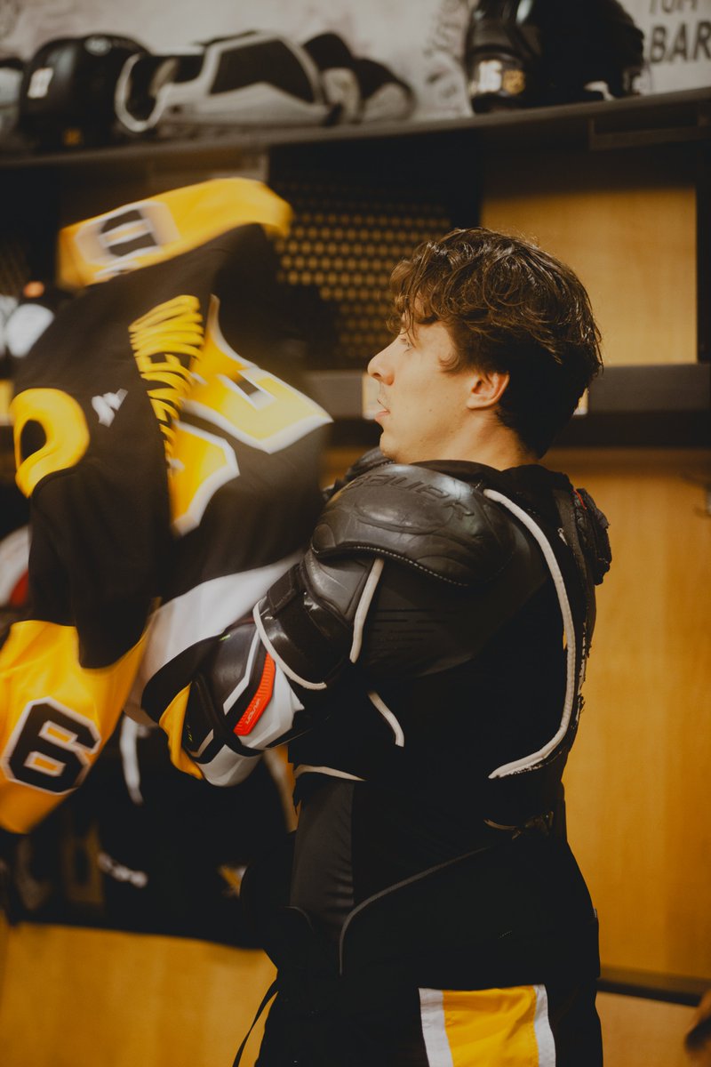 penguins's tweet photo. Geared up for some Monday night hockey. https://t.co/G2D2wgShZu