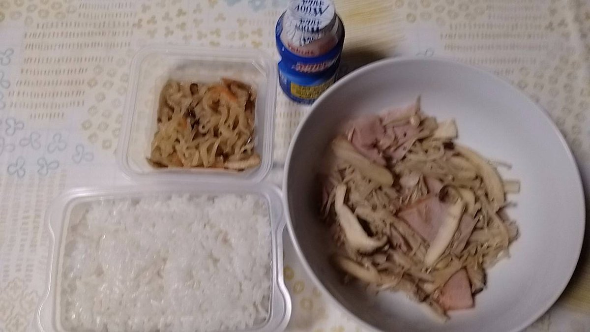 warrinc5's tweet photo. 昨日のお昼は、コッペパン
夜は、切り干し大根と、ハムとキノコの炒め物
今朝のモーニングプレート https://t.co/Y8Jw0kM4lX
