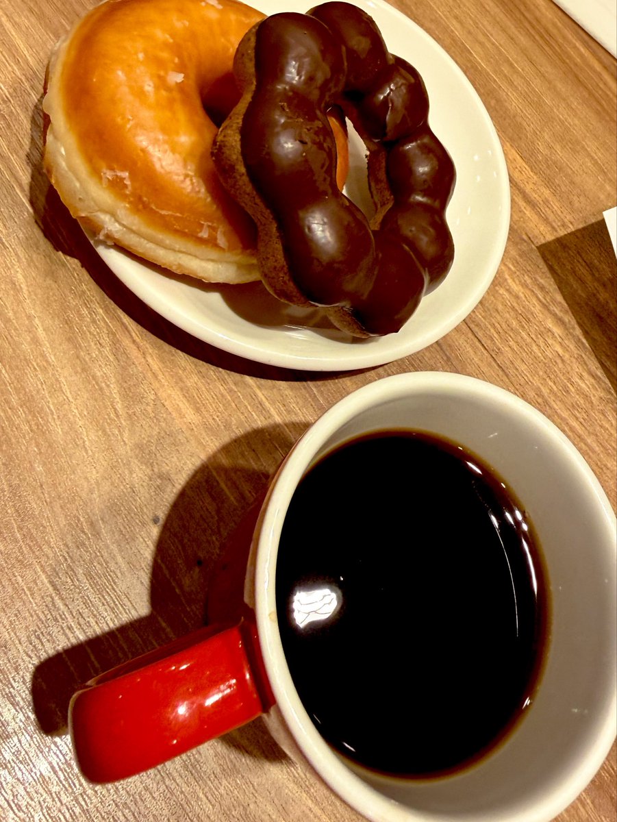 risaejbrc's tweet photo. ミスドとコーヒーって
最高の相性🍩☕️
しかしながらコーヒー飲むと
私、お腹下します😅
でも最高の組み合わせなので
たまにやっちゃう⭐️
美味しいけど自分の体に合わない
いけない食べ物組み合わせ
#甘いもの最高 https://t.co/8xARHIkT1Y