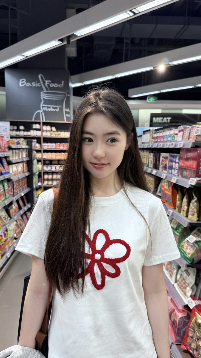 NN01280's tweet photo. 昨天没有和前男友他们两口子聚会，拉着老公出来逛超市买东西拍照，他说我穿得太休闲了不性感。
不是，我就奇怪了，老婆穿性感一点不是为了给老公看的吗？有哪家的老公喜欢自己的老婆穿得很性感给别的男人看呀？
老公问我，你每天上班都穿丝袜高跟鞋和包臀裙是给谁看呢？
歪理！可是我居然无法反驳他。 https://t.co/3HWyz1Ny6g