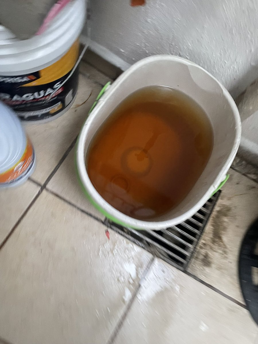 IsraelA48091277's tweet photo. @siapagdl @Trafico_ZMG  le puse cloro al agua por que huele a drenaje y se hizo asi, el agua disque potable que llega a los hogares. NO laven sus alimentos con esta agua.
Huele muy feo, esto por Moctezuma/colli zapopan https://t.co/Jb92KzHUDn