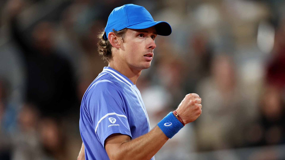 ClosingLine4's tweet photo. 🎾 𝐃𝐞 𝐌𝐢𝐧𝐚𝐮𝐫 𝐌𝐋 vs Djokovic x2.60

Alex de Minaur enters the Beijing final on a six-match winning streak and has already battled through three-set wins over Quentin Halys and Andrey Rublev. Novak Djokovic owns the 3-1 H2H advantage and remains unbeaten in Beijing, but De Minaur’s current form gives this final an intriguing dynamic.
#ClosingLine #Tennis #TennisPicks #ATP #BettingAnalysis