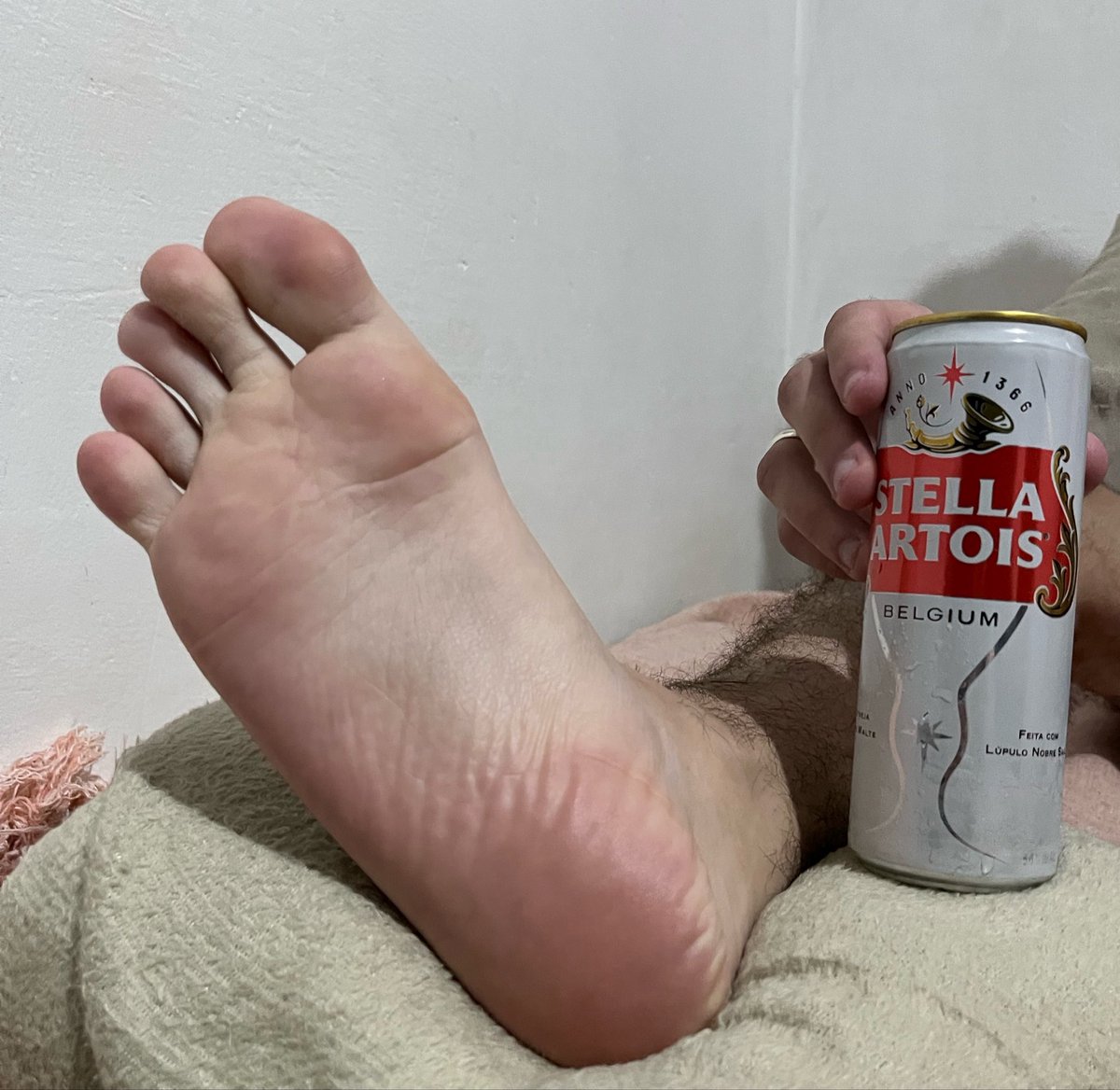 MASTERCASH22cm's tweet photo. tomando minha breja de boa e esperando as cadelinhas vir se rastejar pedindo minha atenção na dm, chama 🔥💸

#malefeet #soles #findom #master #sub #feet #cashmaster #footmaster #cashpig #finsub #foot #cashsub #PINTOSAWARDSㅤㅤ https://t.co/3MfL8r8Xck