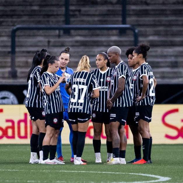 MeuTimao's tweet photo. 🚨 | Corinthians regulariza vencimentos do elenco feminino antes de viagem para Libertadores.

O Corinthians acertou, recentemente, os pagamentos dos direitos de imagem referentes a setembro e dos salários pelo regime CLT correspondentes ao último mês do elenco feminino. Com isso, atualmente, as Brabas não contam com nenhum vencimento em aberto relacionado aos salários das atletas. A informação é do Meu Timão.

📸 Matheus Tahan / Meu Timão
