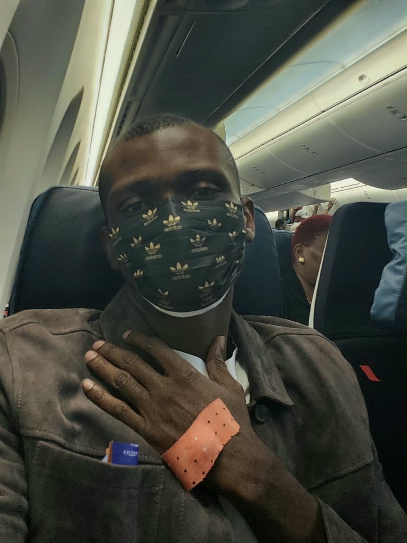 VoiceOfCongo's tweet photo. 😢Enlevé le week-end dernier à Kinshasa, le journaliste d’investigation Gauthier Sey a quitté la capitale congolaise ce lundi 5 octobre pour Paris, en France. Il doit y bénéficier d’une prise en charge médicale spécialisée, après les événements dont il a été victime. https://t.co/0hCJRjPmbt