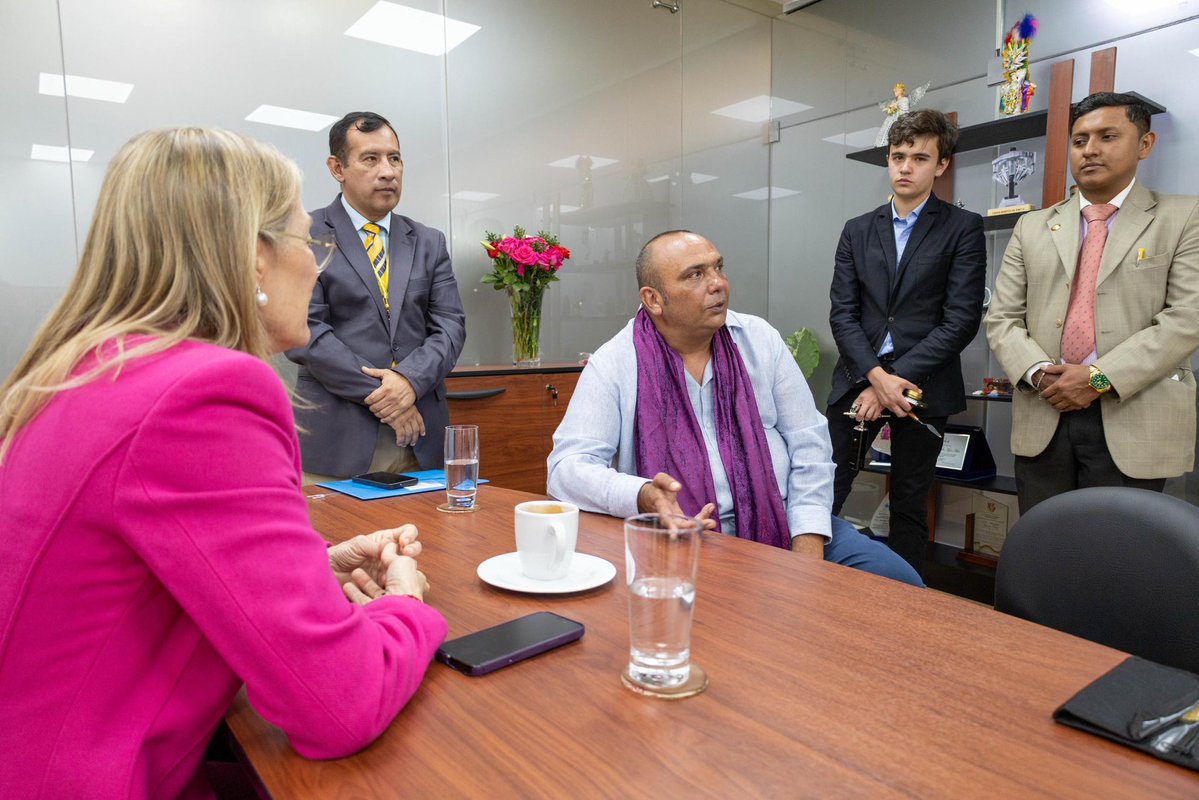 annabellazinok's tweet photo. Servir es estar cerca, escuchar y dejar que cada encuentro nos enseñe algo. 🙏🏻💜

Representantes de Organizaciones Sociales del #Ecuador compartieron conmigo sus propuestas y también un regalo que llevaré conmigo por su significado.

Gracias por recordarme, una vez más, que servir es un privilegio. 🇪🇨